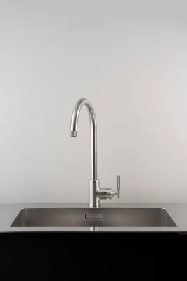 Grifo de cocina lineal de latón plateado con conector europeo