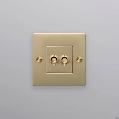 Interruptor doble sin logo Cruz 1G Latón Norma Europea