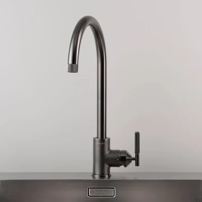 Grifo de cocina lineal de latón y metal con conector europeo