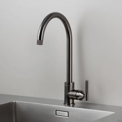 Grifo de cocina lineal de latón y metal con conector británico