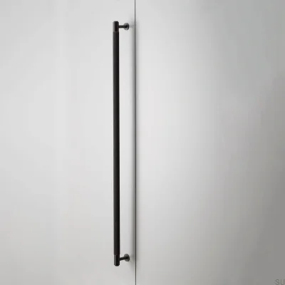 Tirador alargado para muebles Closet Cross 724 de latón en bronce quemado