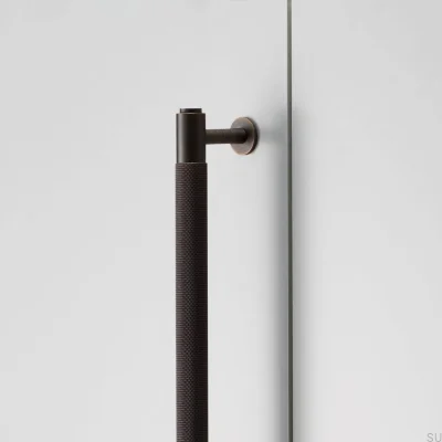 Tirador alargado para muebles Closet Cross 724 de latón en bronce quemado