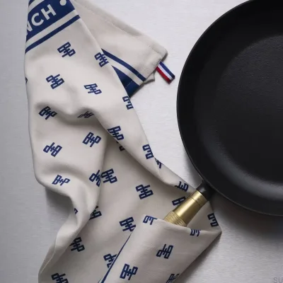 Toalla de cocina de algodón Staub blanca con azul