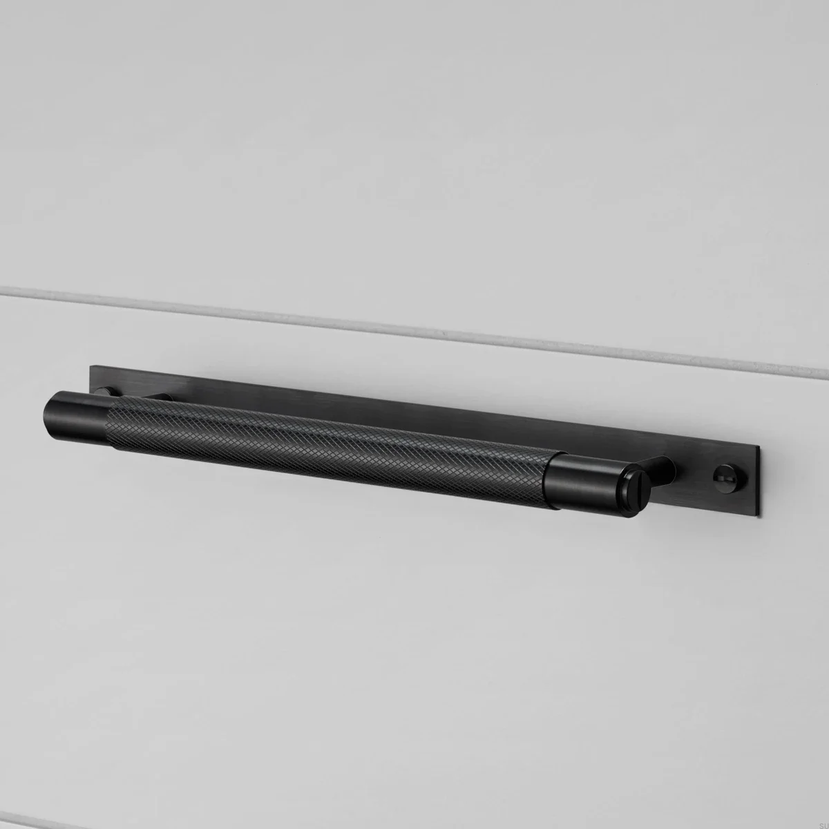 UPB-023993--Uchwyt-meblowy-podłużny-z-podkładką-Pull-Bar-Cross-Medium-Czarny-Buster-+-Punch-Skandynawskie-Uchwyty_1