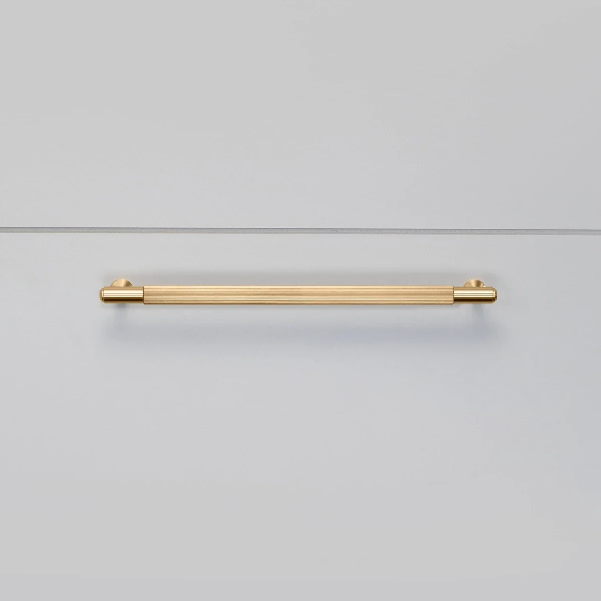UPB-054574--Uchwyt-meblowy-podłużny-Pull-Bar-Linear-Medium-Mosiądz-Skandynawskie-Uchwyty_2