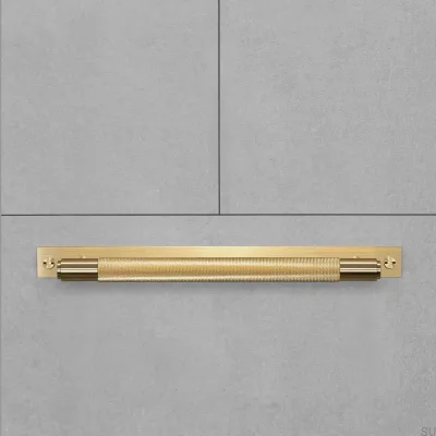 Tirador para mueble alargado con placa en cruz de latón 125
