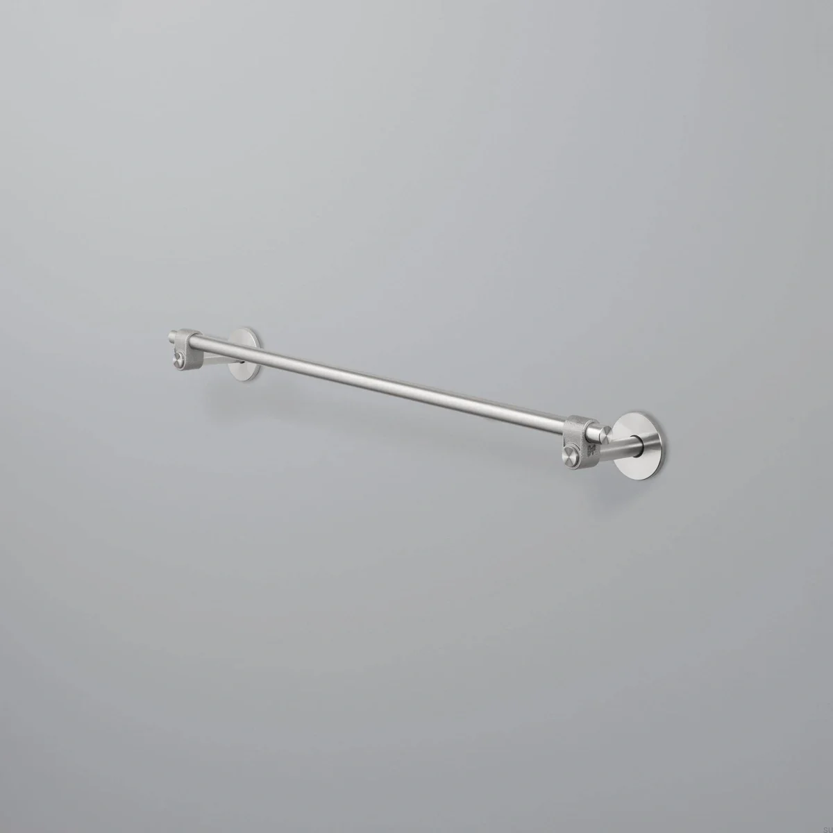 UTR-074269--Wieszak-na-ręczniki-Cast-Small-Srebrny-Buster-+-Punch-Skandynawskie-Uchwyty_1