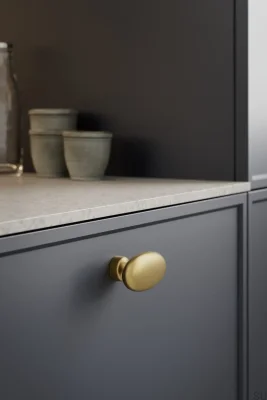 Pomo metálico para muebles Baron 60 con barra en T, acabado dorado oscuro cepillado.