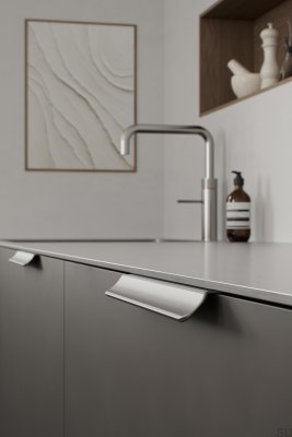 Tirador para muebles Volet 160 de aluminio con borde plateado