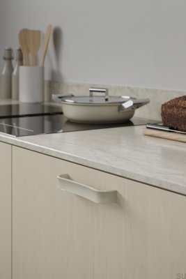 Asa alargada para muebles Ribbon 160 de metal amarillo