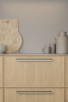Tirador para muebles Papillon 320 de aluminio plateado con madera de roble