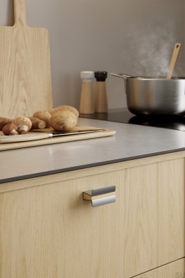 Tirador de muebles Papillon 32 de aluminio plateado con madera de roble