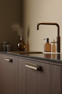 Tirador alargado para muebles Papillon 160, aluminio dorado mate con madera de roble
