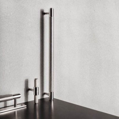 Tirador alargado para muebles Cross 325 de acero plateado
