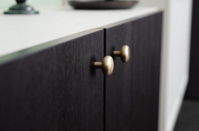 Tirador de mueble de latón cepillado color caramelo de 24 pulgadas