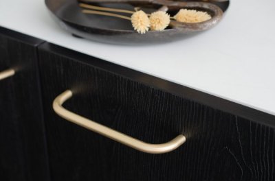 Tirador oblongo para muebles Grip 136, latón cepillado