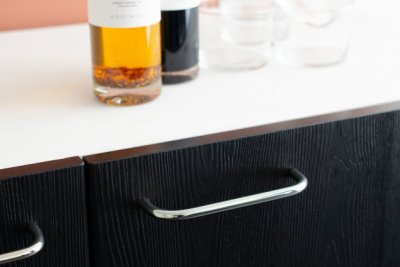 Mango de 136 mm de largo para muebles, acero inoxidable pulido.