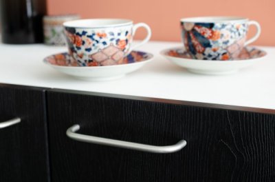 Mango de 136 mm de largo para muebles, acero inoxidable cepillado.