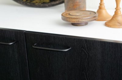 Mango alargado para muebles Grip 136 de latón negro