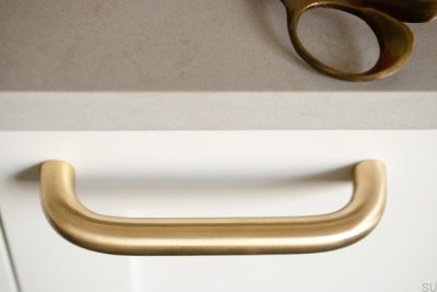 Tirador alargado para muebles Grip 143, latón cepillado