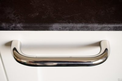 Mango largo para muebles Grip 143, acero inoxidable pulido.