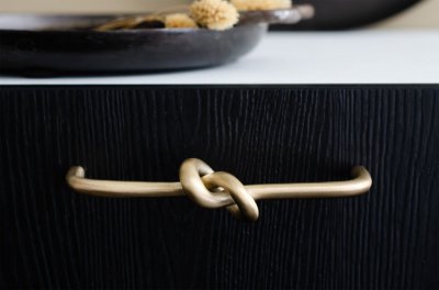 Tirador alargado para muebles Knot 128 de latón cepillado