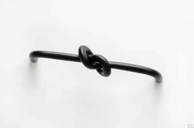 Tirador alargado para muebles Knot 128 de latón negro.