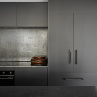 Tirador alargado para muebles Cross 325 de latón bronce quemado