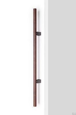 Tirador alargado de un solo lado Kumo Wood Big 640 para muebles, madera de nogal con aluminio negro titanio.