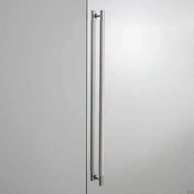 Tirador alargado de doble cara de acero plateado Cross 724 para muebles.