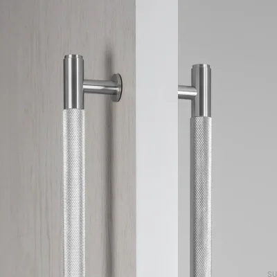 Tirador alargado de doble cara de acero plateado Cross 724 para muebles.
