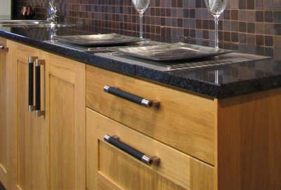 Tirador para mueble alargado 1700128 Níquel cepillado con cuero negro