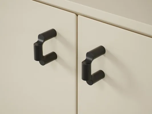Tiradores negro mate en frentes de mueble beige