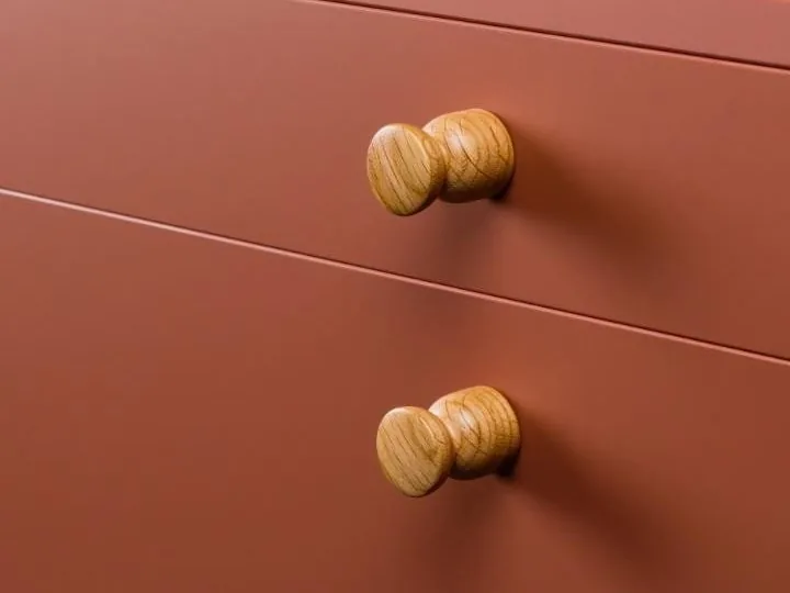 Pomos de madera en cajones