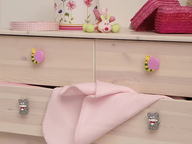 Pomos de goma infantiles en una cómoda