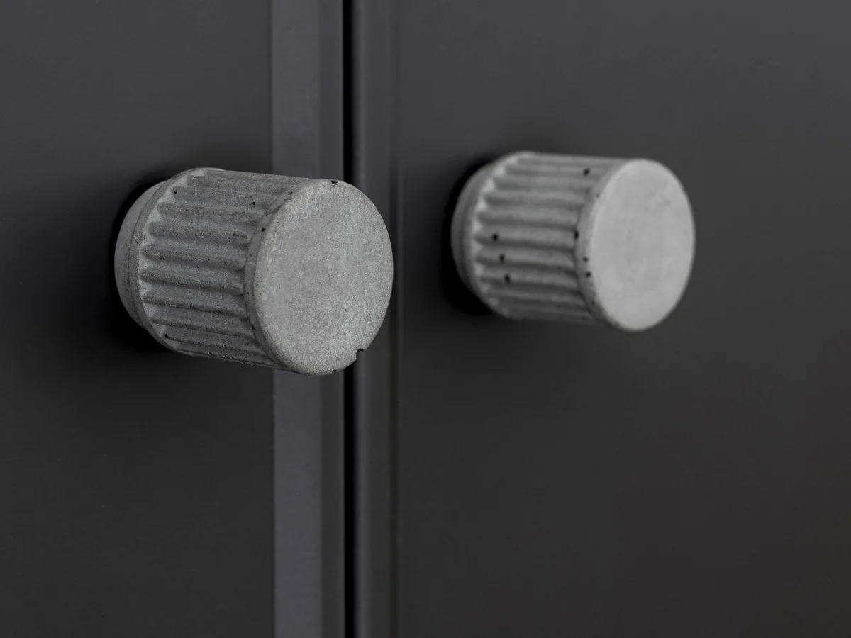 Pomos de hormigón en puertas de armario negras